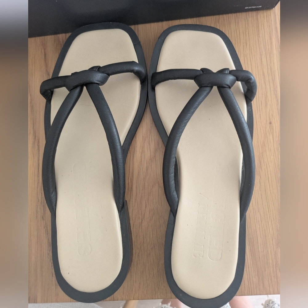 Elegant Black Sandals with Sleek Design